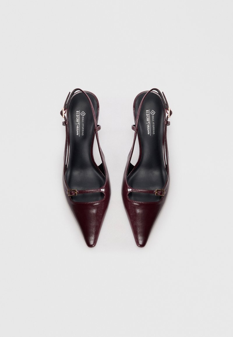 Talons slingback en cuir vegan bordeaux avec des bouts pointus, de fines brides de cheville et un petit détail de boucle métallique.