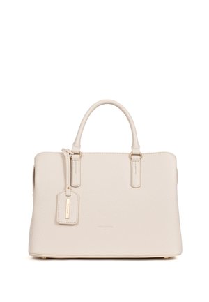 Roomkleurige gestructureerde leren handtas met dubbele handgrepen en een rechthoekige label bevestigd vlak bij één handvat.