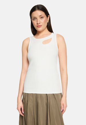 Biały prążkowany top bez rękawów z charakterystycznym wycięciem na lewym ramieniu, dopasowanym fasonem, miękką fakturą i okrągłym dekoltem.