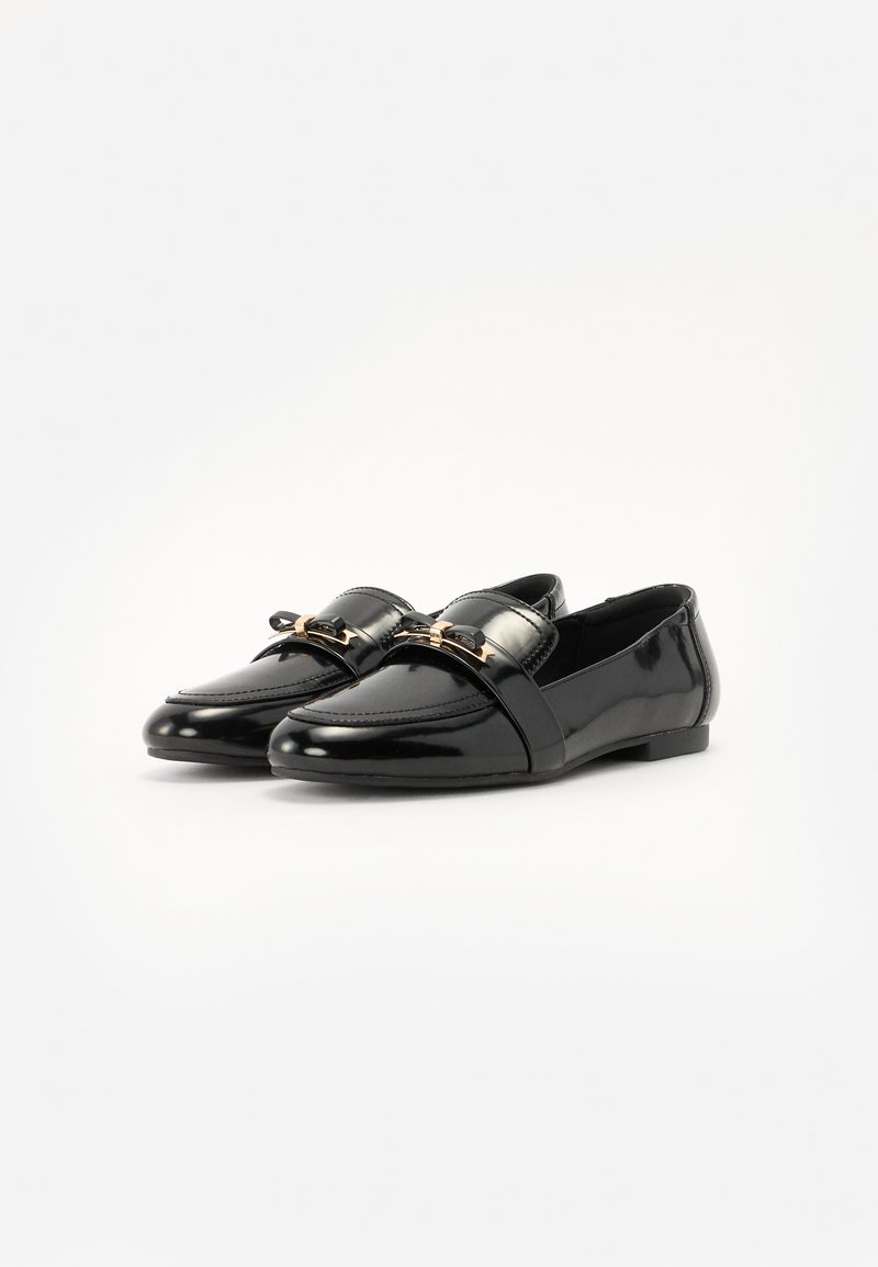Schwarze Lacklederschuhe mit runder Zehe, mit einem dekorativen Riemen und goldfarbenen Hardware-Details. Flache Sohle, glatte Textur.