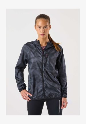 Zwarte lichtgewichtjas met een camouflagepatroon, volledige ritssluiting en capuchon. Voorzien van elastische manchetten en een klein logo aan de voorkant.