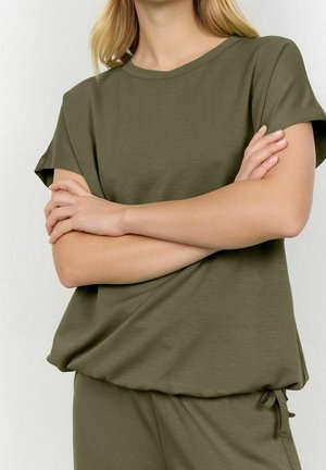 Olijfgroene, kort mouw, relaxte top met een ronde hals. Zachte stof met een gladde textuur en opgerolde mouwen. Geen zichtbare patronen of accenten.