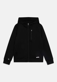 Zwarte zip-up hoodie van zacht materiaal, met een voorzak met een rits, ribgebreide mouwen en een logo-accent op de onderkant.