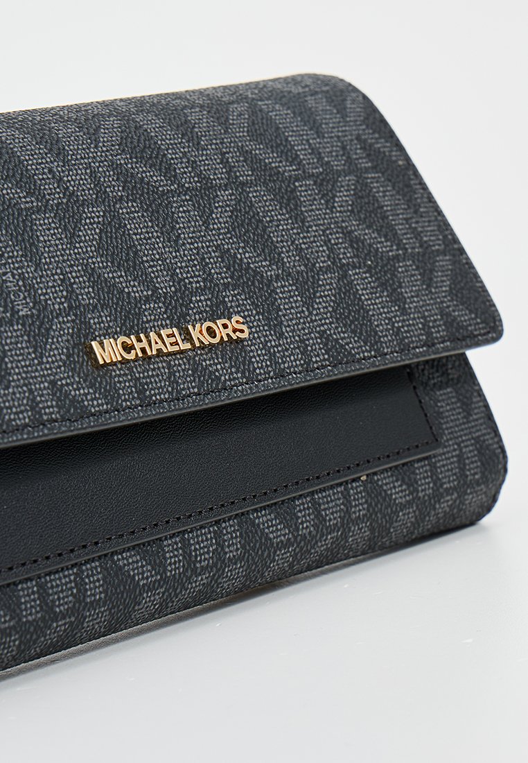 Zwart gestructureerde portemonnee met een monogrampatroon, een gouden logoplaatje en een slanke leren accent. Compact en rechthoekig ontwerp.