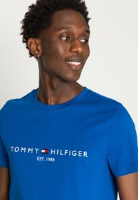 Tommy Hilfiger TOMMY LOGO TEE - T-shirt estampada - greek isle blue