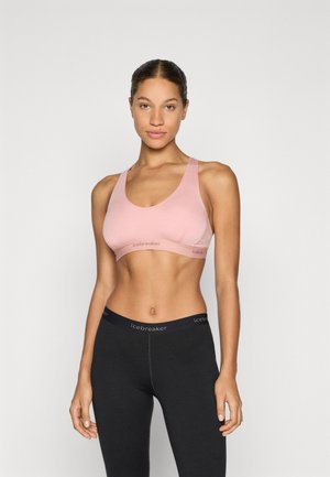 Lyserød sports-bh med scoop-halsudskæring og brede stropper; sorte leggings med et elastisk bånd med logo. Glat stof, tætsiddende design.