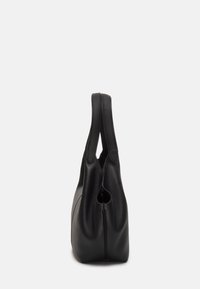Borsa tote in pelle nera con superficie testurizzata, dotata di due manici e forma arrotondata. Il fondo presenta un sottile dettaglio di cucitura.