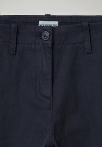 Marineblauwe broeken met knoopsluiting, ritssluiting en zijzakken. Heeft een gladde textuur en minimale stikseldetails.