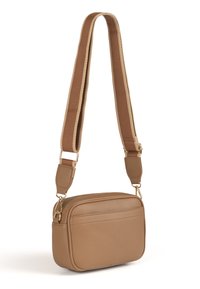 Borsa a tracolla color tan realizzata in materiale testurizzato, caratterizzata da una forma rettangolare, hardware dorato e una tracolla regolabile con un bordo a contrasto.