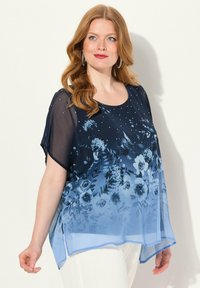 Luftige, marineblaue transparente Bluse mit floralem Druck, verziert mit kleinen Steinen. Verfügt über einen runden Ausschnitt und kurze Ärmel. Mit einem Farbverlauf-Design.