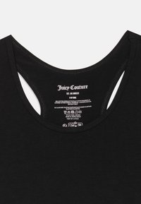 Čierny tielko Juicy Couture s nášivkou na krku, veľkosť 9-10 rokov, 95 % bavlna, 5 % elastan, vyrobené v Bangladéši, symboly starostlivosti a štýlový kód JBXS826.