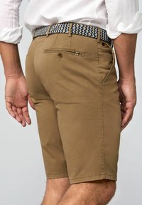Shorts khaki avec une texture lisse et une coupe décontractée. Comprend des poches latérales et une ceinture tressée bleue et blanche. Détails de poche arrière visibles.