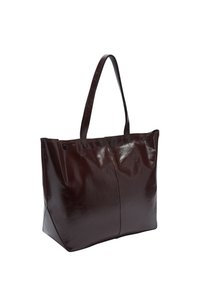 Ciemnobrązowa, błyszcząca skórzana torba na ramię z dwoma długimi uchwytami i czarnymi zatrzaskami wzdłuż górnej krawędzi.