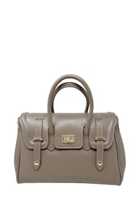 Borsa in pelle taupe con manici doppi arrotondati, hardware in oro e chiusura a pattina con un bordo decorativo e cinturini.