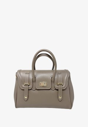 Taufkleurige leren handtas met afgeronde dubbele hengsels, gouden hardware en een klep met een decoratieve afwerking en banden.