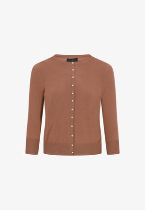 Ruskea neuletakki, joka on valmistettu pehmeästä kankaasta, pyöreällä kaula-aukolla, seitsemällä napilla edessä ja kolmevarttisilla hihoilla. Koristeltu pienillä helmimäisillä yksityiskohdilla.