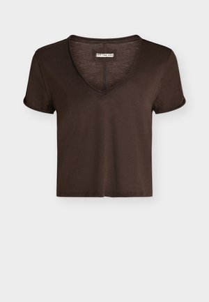 Krótki brązowy crop top z krótkim rękawem, dekoltem w serek, podszytymi mankietami oraz metką "WE THE FREE" wewnątrz kołnierza.