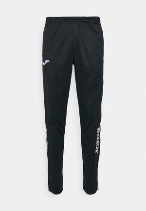 Pantalones deportivos negros hechos de una tela ligera con una cinturilla elástica, que presentan acentos de logo y texto en blanco a lo largo de los lados.