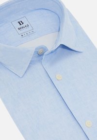 Camisa de botones azul claro hecha de tejido texturizado. Presenta un cuello suave y tres botones en el frente. La etiqueta dice "BOGGI MILANO BTECH."