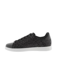 Schwarzer Sneaker mit strukturierter Oberseite, glattem schwarzen Zehenkappen und weißer Gummisohle. Verfügt über schwarze Schnürsenkel und Ösen für einen sicheren Sitz.