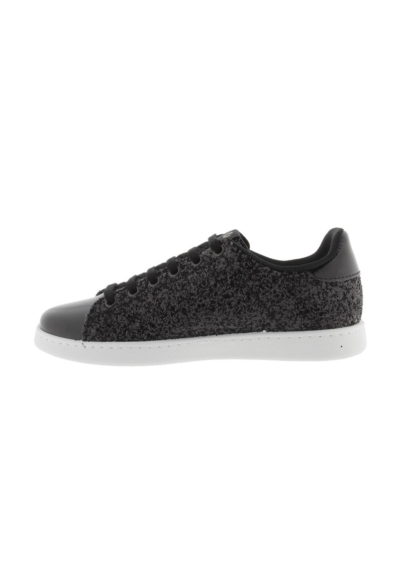 Schwarzer Sneaker mit strukturierter Oberseite, glattem schwarzen Zehenkappen und weißer Gummisohle. Verfügt über schwarze Schnürsenkel und Ösen für einen sicheren Sitz.