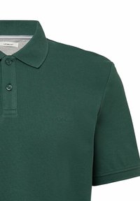 Dunkelgrünes Polohemd aus strukturiertem Fabric, mit klassischem Kragen, zwei Knöpfen und einem subtilen Logo auf der Brust.