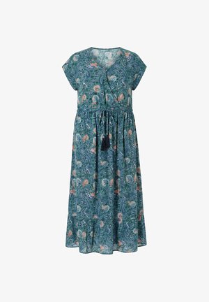 Zielona sukienka midi z krótkimi rękawami, wzór paisley w kolorach niebieskim i pomarańczowym, dekolt w serek z wiązaniem z frędzlami oraz marszczona talia.
