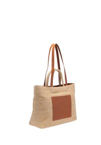 Tkaná slámová kabelka s obdélníkovou hnědou koženou nášivkou. Obsahuje dva dlouhé kožené popruhy a texturované tělo z přírodních vláken.