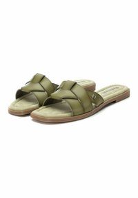 Chanclas de color verde oliva hechas de cuero sintético con un diseño de tiras en forma de cruz, que cuentan con una plantilla de textura suave y una suela plana.
