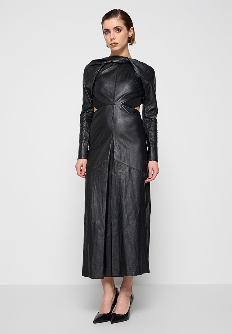 Czarna skórzana maksi sukienka z długimi rękawami, wyciętymi bokami i detalem wzdłuż szwu z przodu. Gładka tekstura i smukła sylwetka.