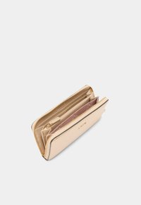 Portafoglio zip-around in oro metallico con più scomparti, una texture liscia e un motivo interno discreto. Presenta una cerniera e un logo impresso.