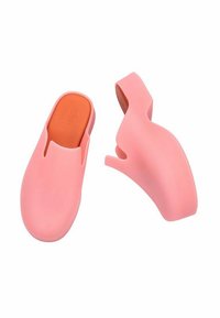 Sabots moulés roses avec une texture lisse et un dos ouvert. Comprend une semelle intérieure douce orange et un bout arrondi. Design simple, construction légère.