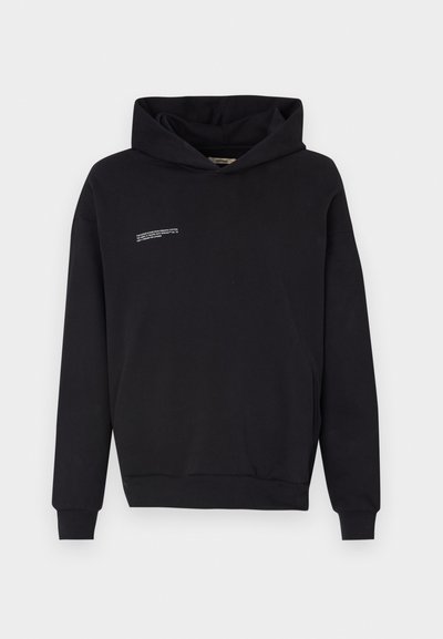 Schwarzer Kapuzenpullover aus Baumwollmischung, mit einer vorderen Kängurutasche und weißen Textdetails auf der oberen linken Seite.