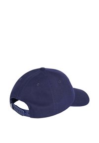 Gorra azul marino de algodón, con visera curva, cierre ajustable a presión y ojales para ventilación.