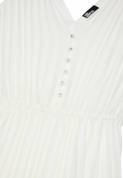 Abito bianco con pieghe verticali, scollatura a V e bottoni decorativi in argento lungo la parte frontale. Presenta un elastico in vita per un aspetto aderente.