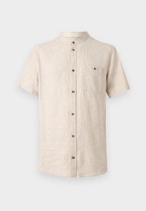 Chemise beige en lin à manches courtes avec col mao, boutons sur le devant et une poche poitrine boutonnée sur un fond uni.