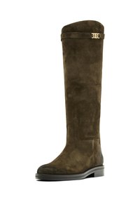 Botte montante en daim marron, avec une texture lisse, un bout rond et un petit accent de boucle dorée en haut. Semelle plate robuste.