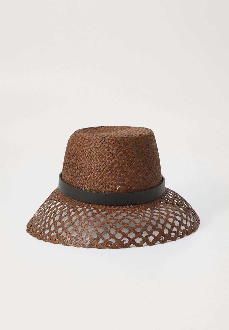 Pruun kootud õlgkork laia, avatud kudumise äärtega, mille põhjas on must riba. Tekstureeritud pind ja struktureeritud kuju.