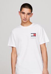 Tommy Jeans - ESSENTIAL FLAG TEE  - T-paita - white Pienoiskuva 1
