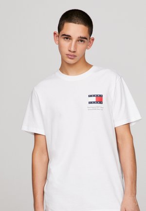Tommy Jeans ESSENTIAL FLAG TEE  - Camiseta básica - white