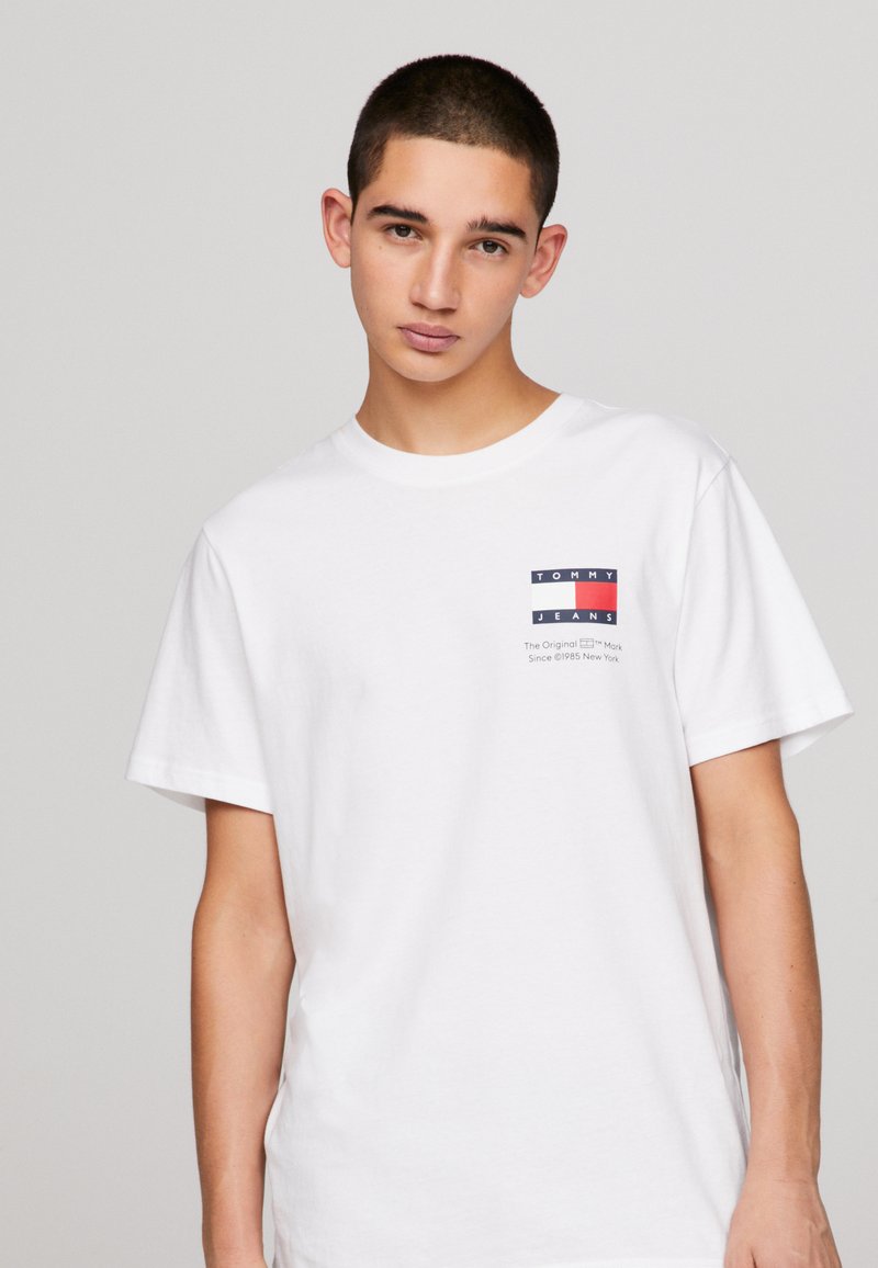 Tommy Jeans - ESSENTIAL FLAG TEE  - T-paita - white, Suurenna