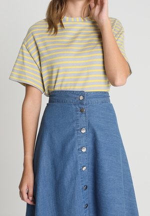 Stribet grå og gul kortærmet skjorte kombineret med en højtaljet denim nederdel med knapper foran og en udvidet silhuet.