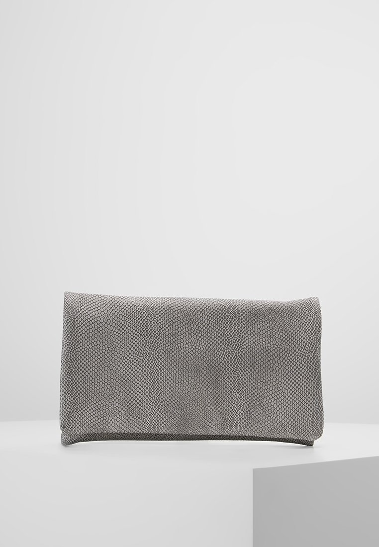 Pochette rectangulaire grise avec motif peau de serpent texturé, posée sur une surface blanche devant un fond uni gris clair.