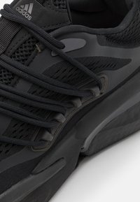 adidas Sportswear ALPHABOOST V1 - Utcai futócipők - core black/grey five/carbon