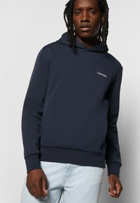 Calvin Klein MICRO LOGO REPREVE HOODIE - Camisola - calvin navy
