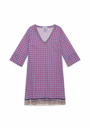Robe avec motif floral géométrique rose et bleu, col en V, manches trois-quarts et ourlet à franges multicolores sur fond blanc.