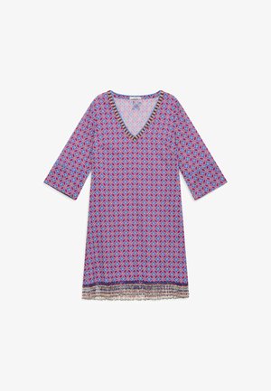 Robe avec motif floral géométrique rose et bleu, col en V, manches trois-quarts et ourlet à franges multicolores sur fond blanc.