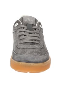 Graue Wildleder-Sneaker mit klassischem Schnürdesign, brauner Gummisohle und weißen Ösen. Mit dezentem Nähen und gepolstertem Kragen.