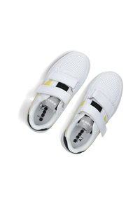 Scarpe sportive bianche con design perforato, dotate di dettagli gialli e neri, doppie cinghie in Velcro e suola in gomma texturizzata.