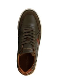 Sneaker in pelle marrone e beige con lacci, suola bianca e logo "REDSKINS" sulla linguetta, vista dall'alto su uno sfondo bianco.